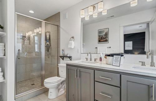 Modern and Bright Townhome with Game Room in S Salem - Foto 12