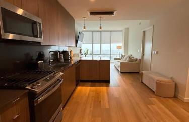 Luxury 1BR w Stunning Floor-to-Ceiling Water Views - Foto 9