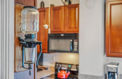 The Manor - Historic Mansion, Wifi, Covered Porch, Screen Porch, King Bed, Walk to Spas, Shops & Restaurants - Foto 75