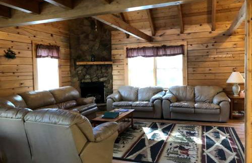 Spacious Cabin Rental with Forest Views near Charleston, West Virginia - Foto 3