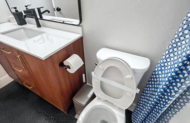 Spacious 4BR Family Home Free Parking, Fast WiFi, Near Galleria & Fountains - Foto 25