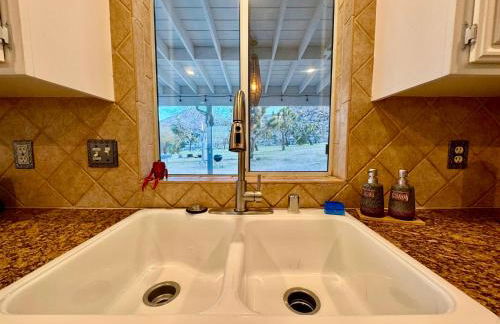 Epic Views, Huge House, Acres of J-Trees to explore, Hot Tub, Pool, AC, and Mini-Golf - Foto 29