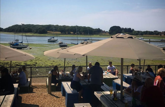 Charming Beach Getaway - Spacious 4BR Sunny Garden - Foto 42