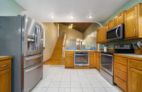 Peaceful Forested 5 Bdrm Near Lake sleeps up to 16 - Photo 28