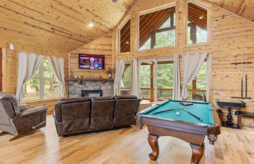 Romantic Cabin w Rain Shower & Spa Tub - Photo 14