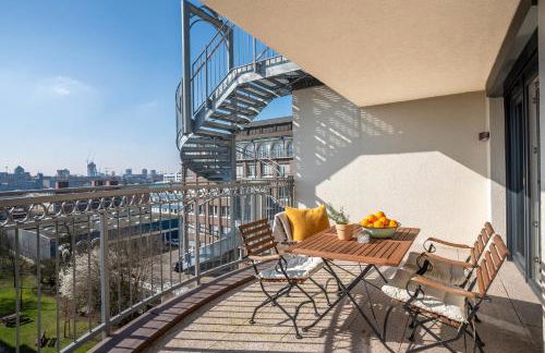 CLS Moderne City-Wohnung Hamburg Tiefgarage, Klimaanlage, Free-TV, 65 Zoll Smart-TV, E-Laden, Balkon, Parken, Nespresso Maschine inklusive Kapseln, Blick über Hamburg, Cafe im Haus, Bus gegenüber, Flex Check In - Foto 2