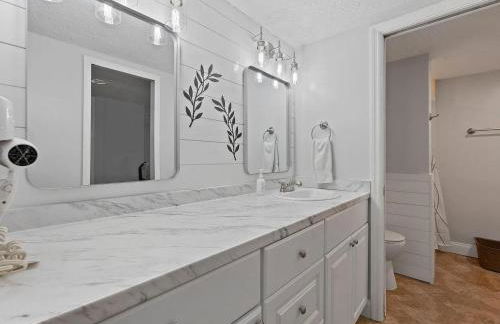 Enchanting 2-Bedroom Ground Floor Beach Condo at Cape Canaveral WiFi & AC - Foto 11