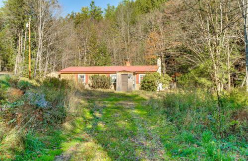 Hike, Ski and Unwind Cabin with Deck in Chester! - Foto 2