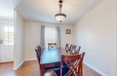 Riverfront Stay Sleeps 6 Deck Firepit Water View - Foto 11