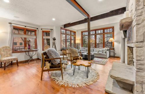 Spacious 5 Bed Retreat, Walk to Lifts and Main - Photo 3