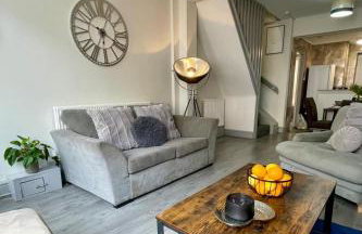 Spacious 3 Bed Home with Free Parking - Photo 1