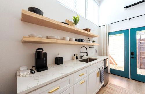 Cozy and Bright Mid-Century Gem in Eastside Action - Foto 7