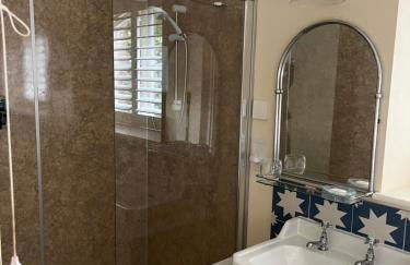 Charming Old Schoolroom - Photo 6