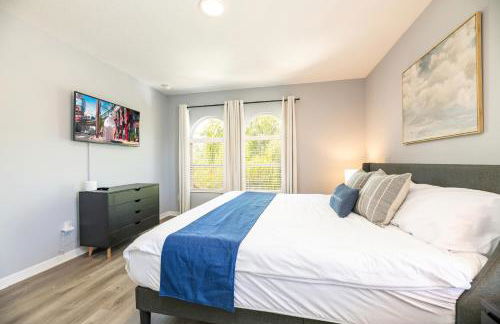 Family Retreat 6BR Villa with Private Pool, Spa & Theater near Disney - Foto 26