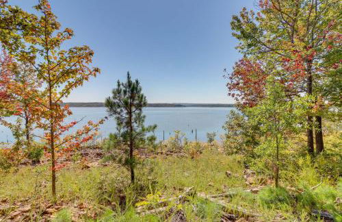 Luxury Lakefront Retreat with Deck and Patio! - Foto 43