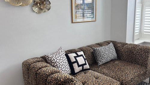Stylish House near Conference Centre with Free Parking - Photo 4