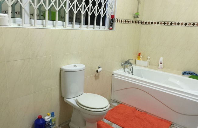 Beautiful 4-bed House in Koforidua - Photo 4