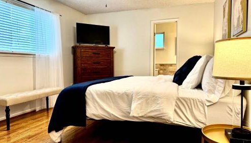 Stylish 4BR Retreat in Cypress - King Bed -Fireplace -Outdoor Patio - TVs in 4 Rooms - Foto 4