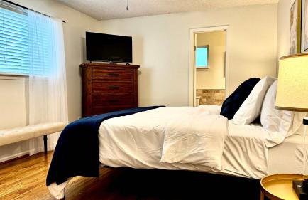 Stylish 4BR Retreat in Cypress - King Bed -Fireplace -Outdoor Patio - TVs in 4 Rooms - Foto 4