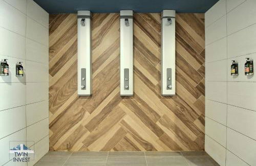 ARC 1600, LE RIDGE, Appartement 10 personnes Duplex Vue Montagne - ski aux pieds - Sauna, Hammam, Piscine, Salle de salle de sport-fitness - Foto 49