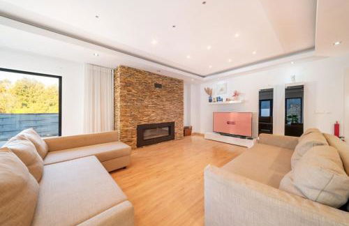 GuestReady - Charming family retreat with pool - Photo 35