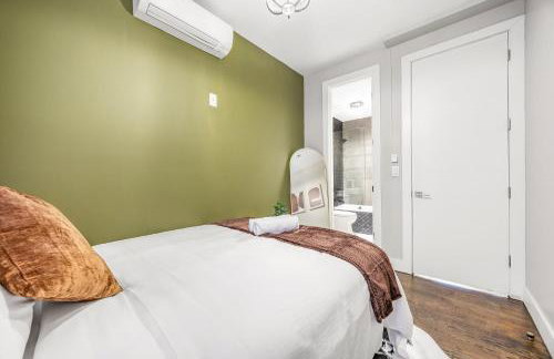 Mid-Century Stay 5BR and 5 Baths w PS5 & Laundry - Foto 24