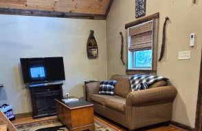 Couples Getaway Cabin with a Loft Bed - Firepit - Creek Access - Foto 6