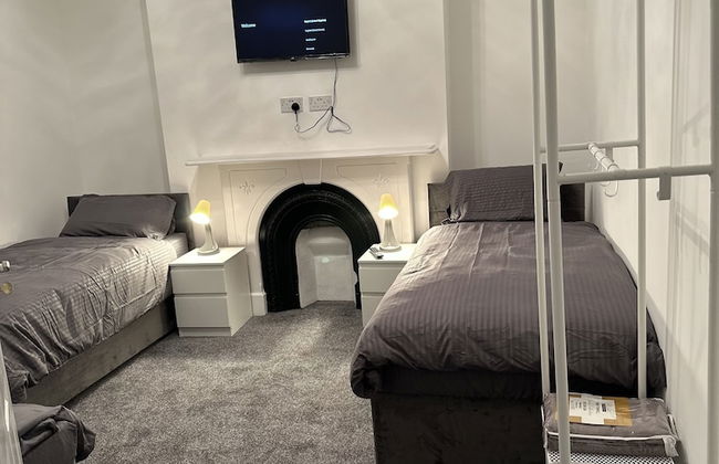 5-bed Apartment in Altrincham Near Airport - Photo 9