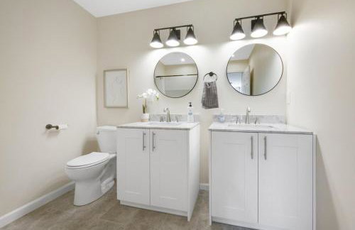 Spacious 5BR Home KING Bed Wi-Fi Parking - Foto 28