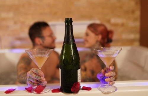 La Cadurcienne "Love room" jacuzzi & pièce secrète Cahors centre historique - Photo 5