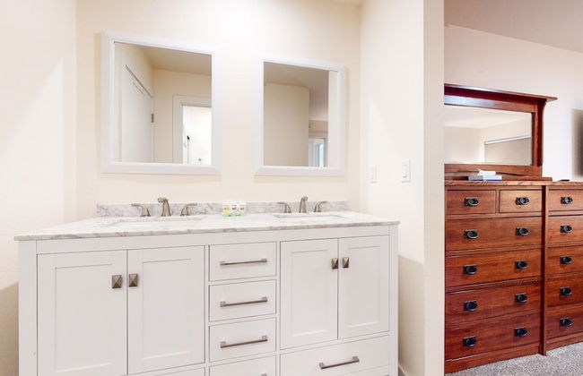 Mid Century Modern Cabin - Walk to Village! - Foto 26