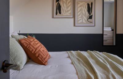 Beautiful 4 Bedroom - Close to QE Hospital & Uni - Photo 12