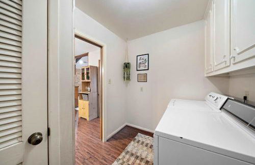 Relax and Play 3BR Retreat w Sunroom - Foto 26