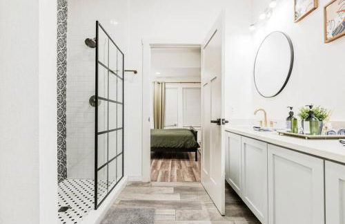 3BR Modern, Gated Home w FreePking, BBQ, Firepit, Mins to Downtown - Foto 18