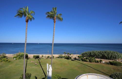 Stunning unobstructed 180 degree sea view apartment with 100 square meters terrace - Costa del Sol - Estepona- Long Term - Photo 17