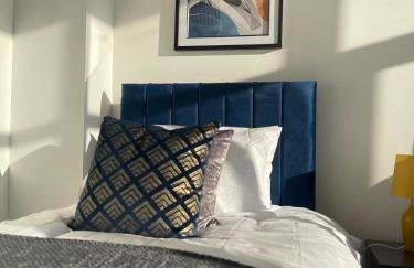 The Felix Apartments - 3 Bedrooms - FREE Parking - Close to train station - Photo 15