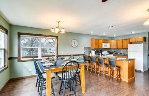Riverfront Cabin Near Dtwn Pella with Game Room! - Foto 9