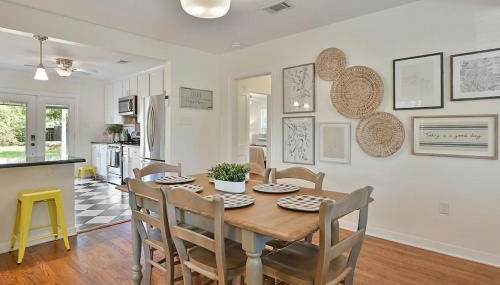 Whimsical Bluebird Cottage Hot Tub Patio Pet Friendly Central Location - Foto 4