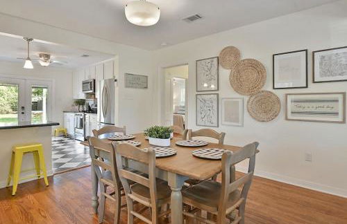 Whimsical Bluebird Cottage Hot Tub Patio Pet Friendly Central Location - Foto 4