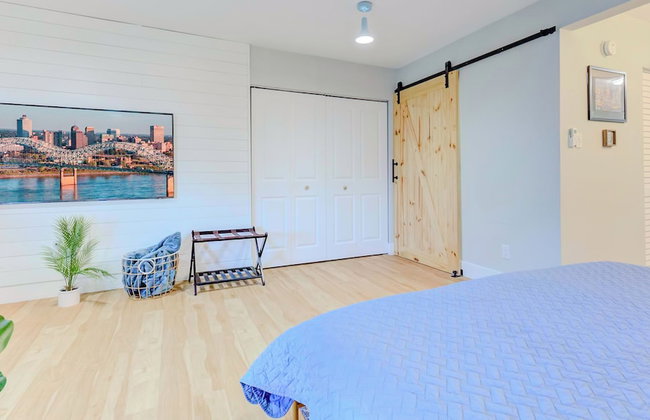 Themed Lux Loft with King Bed Free Parking and WiFi - Photo 55