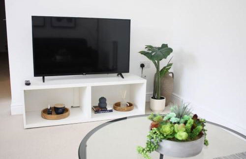 Spacious 2 Bed 2 Bath Apartment & Free Parking - LGW 10min drive - Foto 20