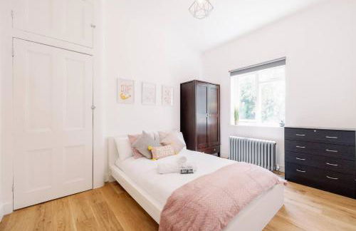 Bright, Spacious 2-bed, 5 mins from Tube, Sleeps 4 - Pass the Keys - Foto 28