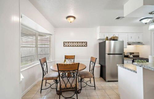 Covered Back Patio Covered Parking Game Room WIFI Smart TV's every room Washer & Dryer - Foto 14