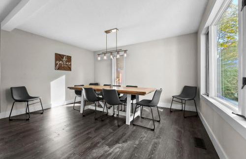 Lakefront - Spacious Family Getaway with Dock! - Foto 20