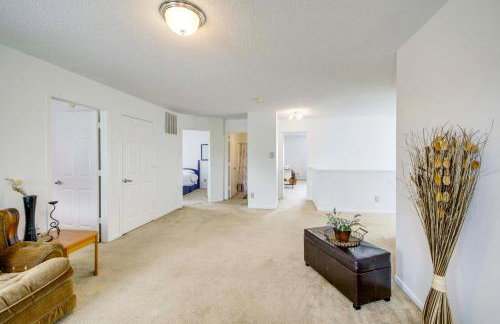 Camby Home with 3 Living Areas and Community Pool! - Foto 9