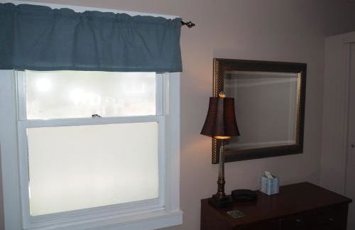 The Cute & Cozy - Lower Apt - Great Location! - Photo 29