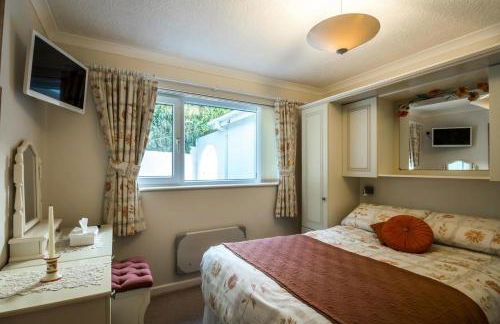 Family Bungalow with Private Pool - Photo 3