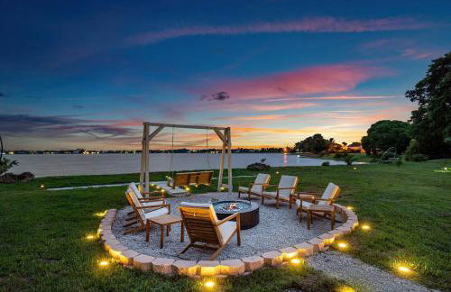 Deluxe Waterfront Villa with BBQ, Pool and Game Room - Photo 3