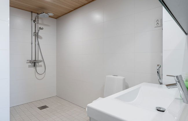 Stylish New 1BR Home with Sauna, Hosts 4 Guests - Foto 17