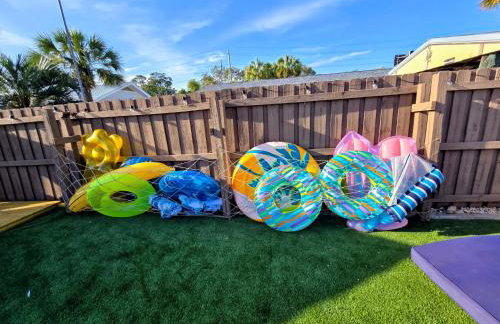 5 Mins from beach and has pool, hot tub, games, pet friendly - Foto 6